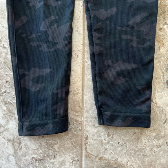 SPANX Look at Me Now Seamless Leggings Camo, size L - Picture 7 of 8